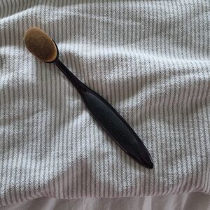 MAC Oval Makeup Brush